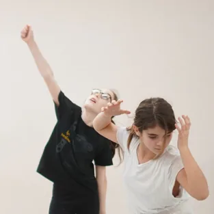 Deux élèves en mouvement pendant un cours de danse