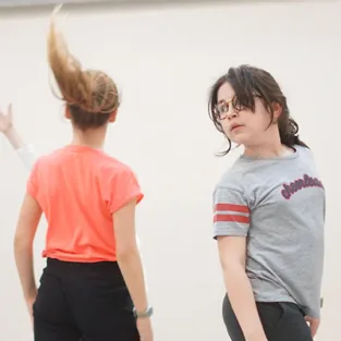 Élèves travaillant une chorégraphie en studio